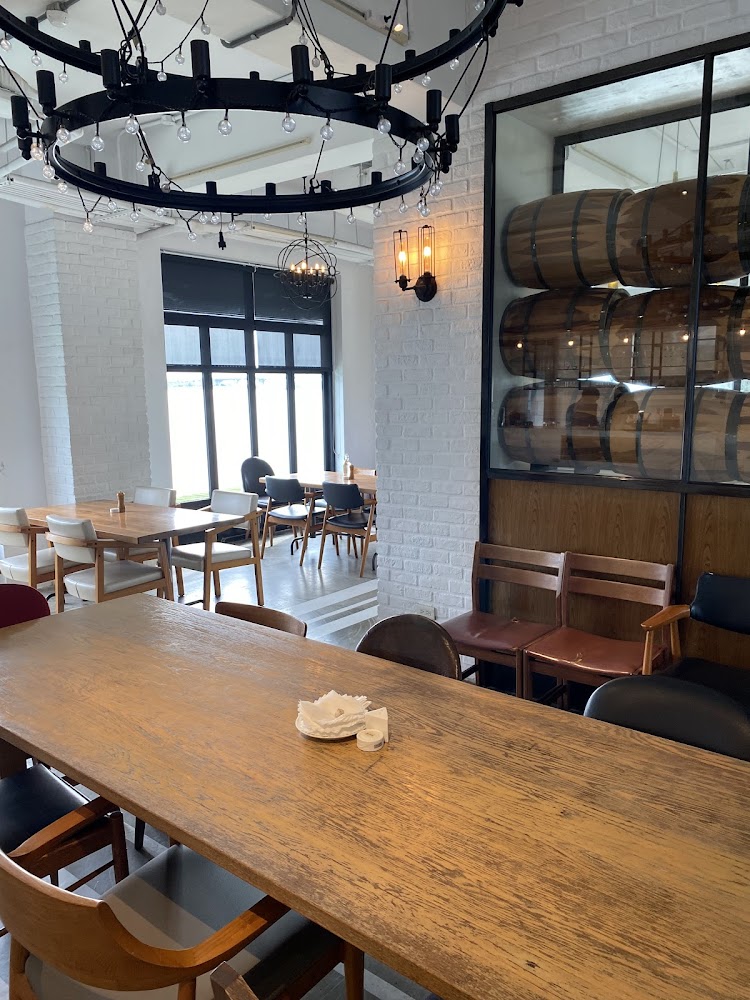 LA VILLA DANSHUI 原木桌與木桶展示牆
