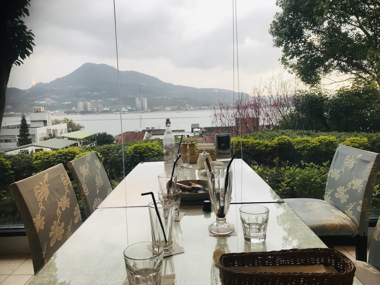 窗邊餐桌與山景河景視野