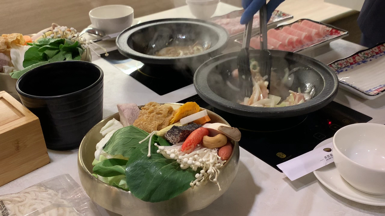 火鍋套餐包含蔬菜菇類海鮮肉片的豐盛畫面
