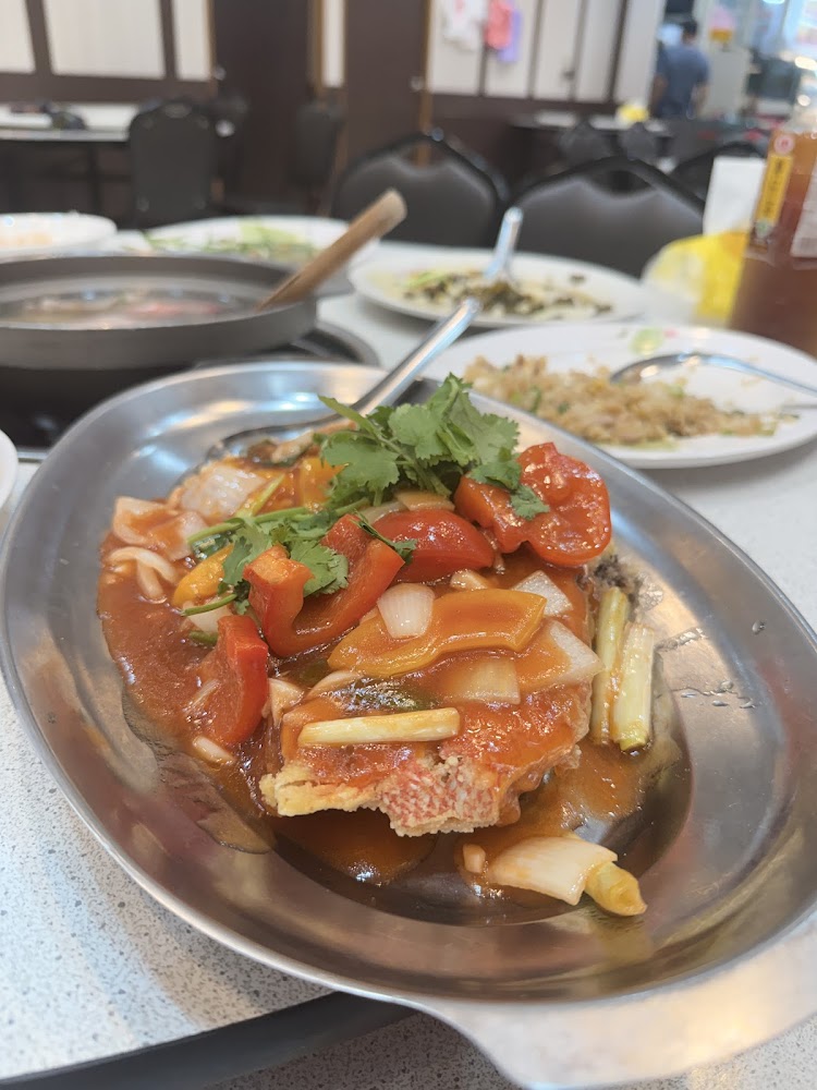 東港大鵬灣珍珍海鮮冷凍櫃與牆面菜色照片