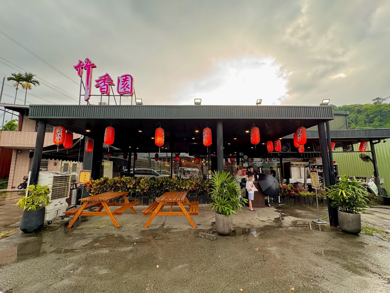 竹香園甕缸雞仙草旗艦店外觀,門口掛滿紅燈籠