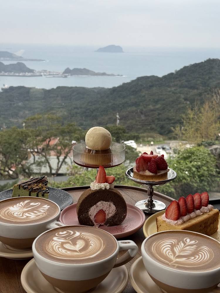 三杯拉花咖啡與多款甜點配遠景