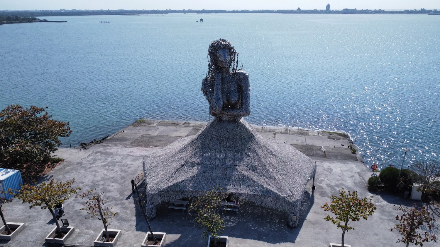 大鵬灣海邊大型金屬女性雕像
