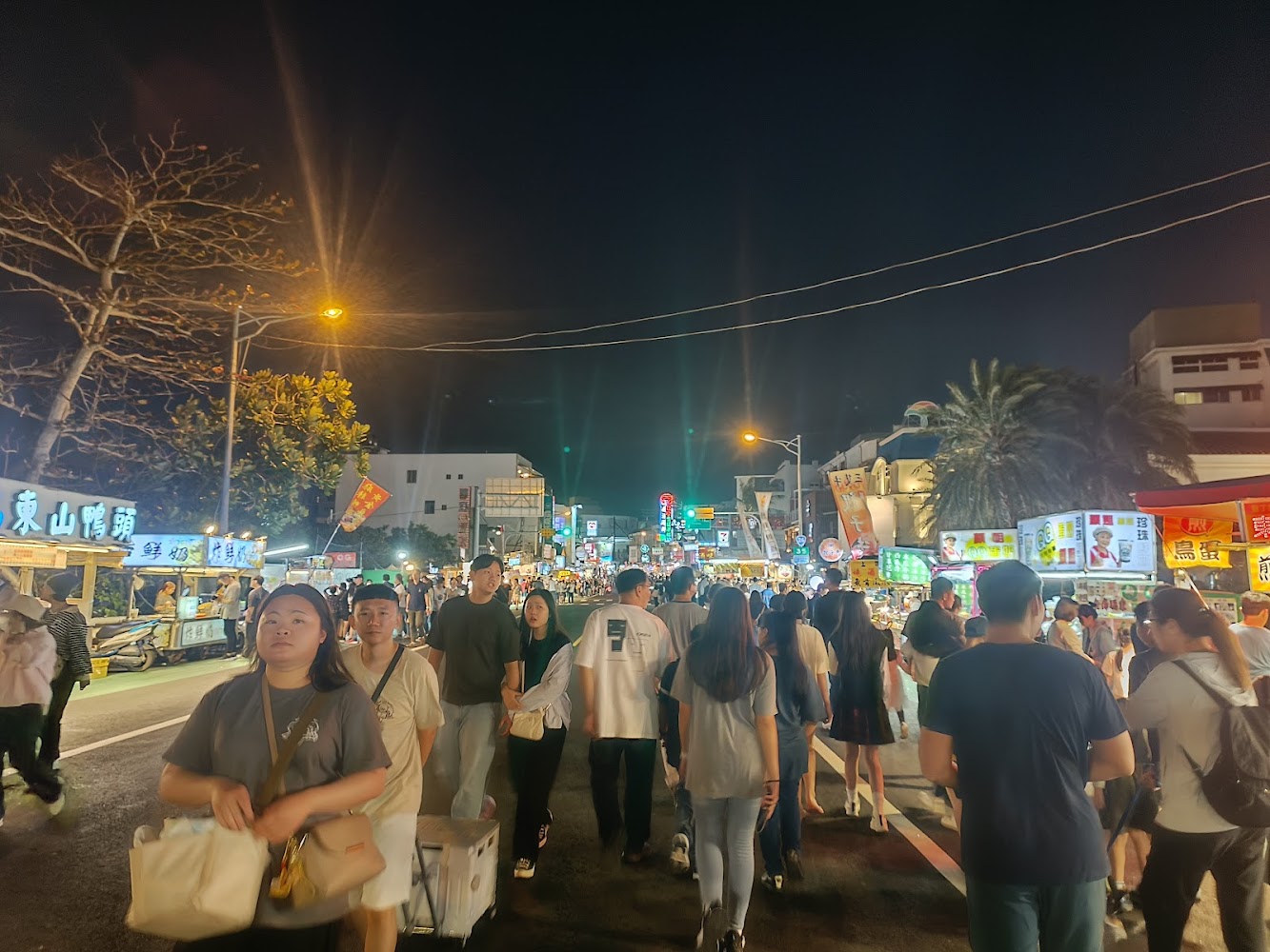 墾丁夜市熱鬧街景