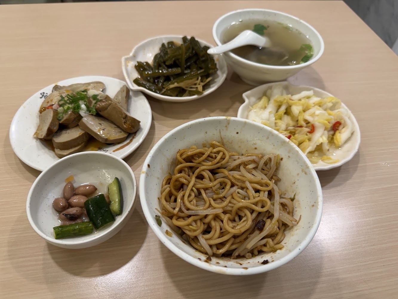 竹北黑拌麵搭配多道小菜