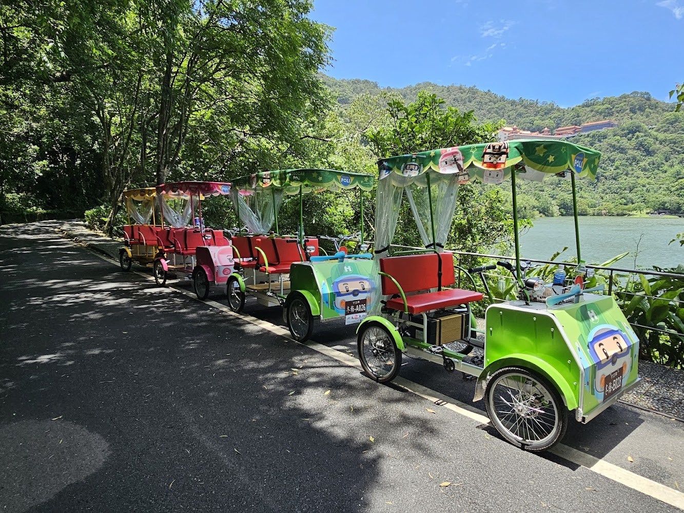 梅花湖周邊四人協力腳踏車