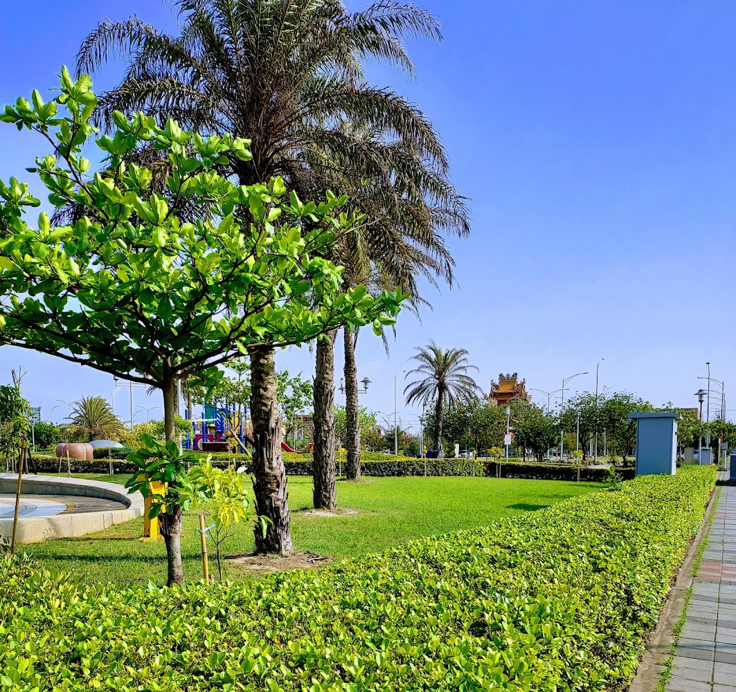梧棲漁寮公園草地樹景與遊戲區遠景