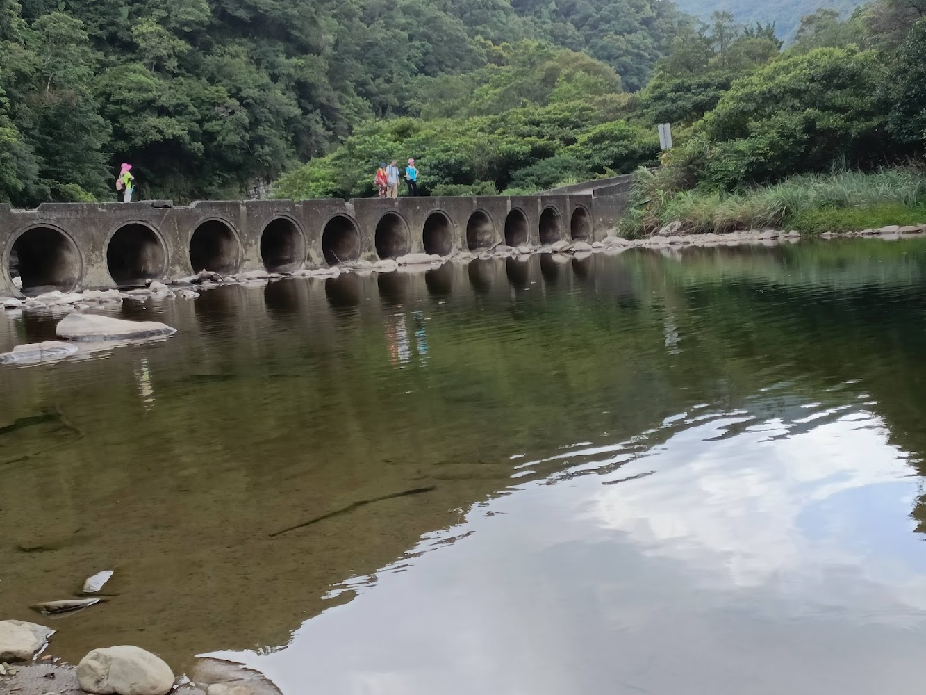 圓拱型石橋與清澈溪流