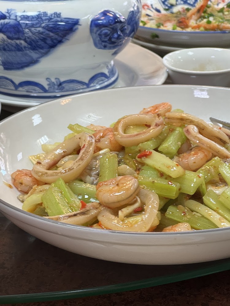 一道中式料理，盤中有蝦仁、花枝圈和芹菜及辣椒拌炒