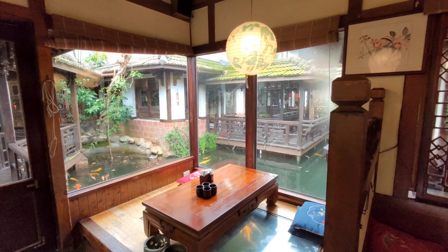 友竹居茶藝館室內座位與庭院景