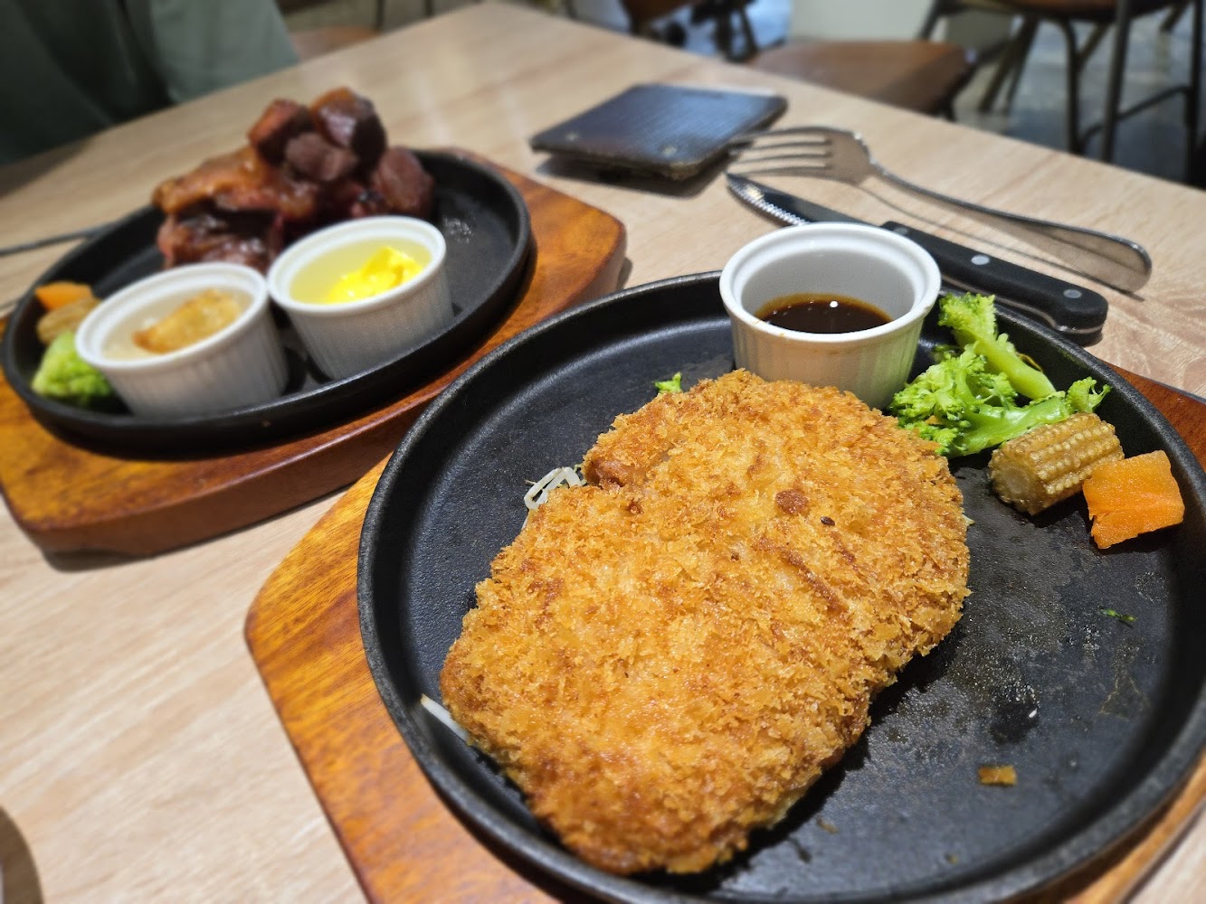 一份炸豬排與醬料，搭配花椰菜、玉米筍與南瓜等配菜。