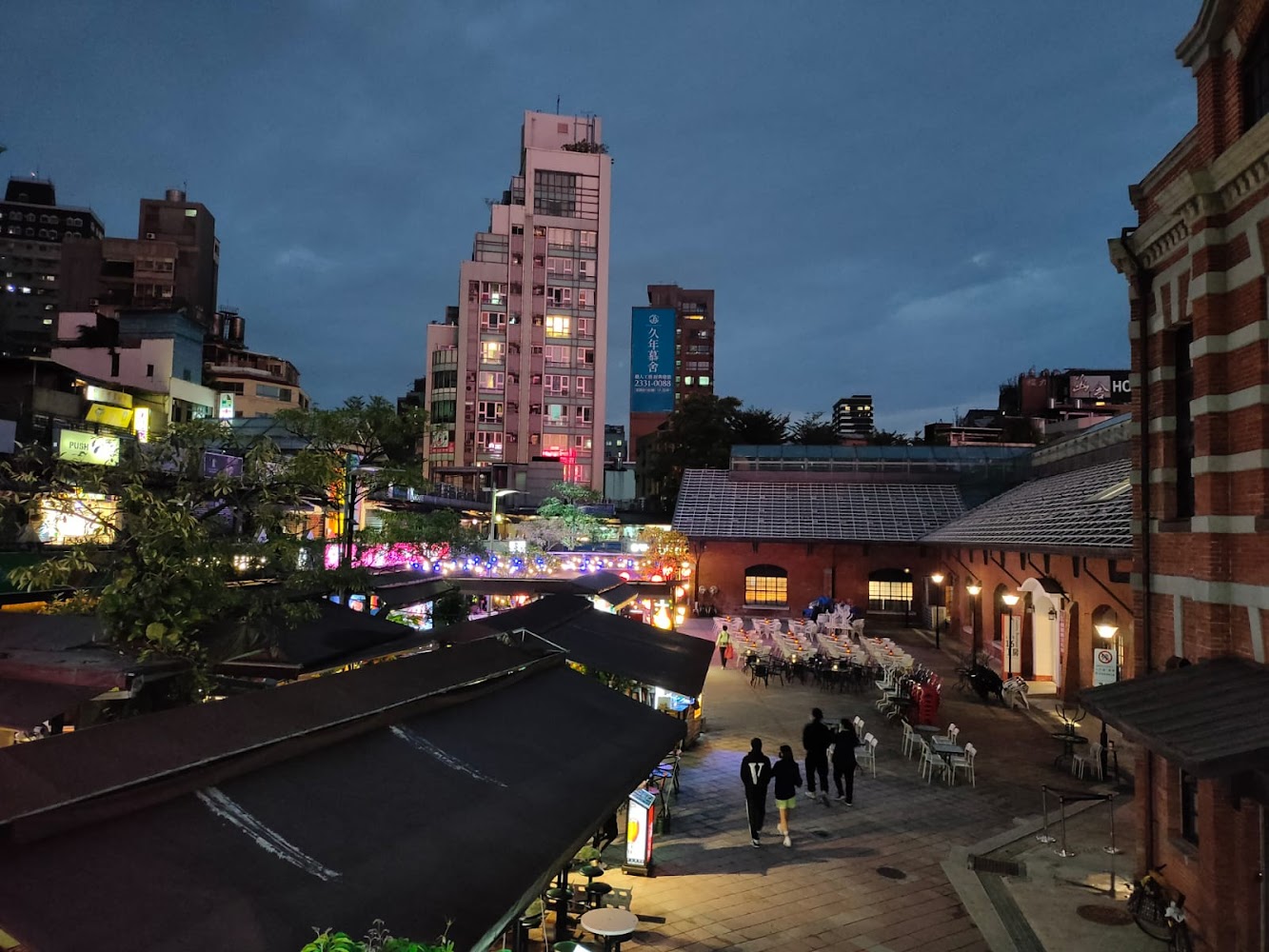 西門町紅磚建築前的市集與廣場夜景