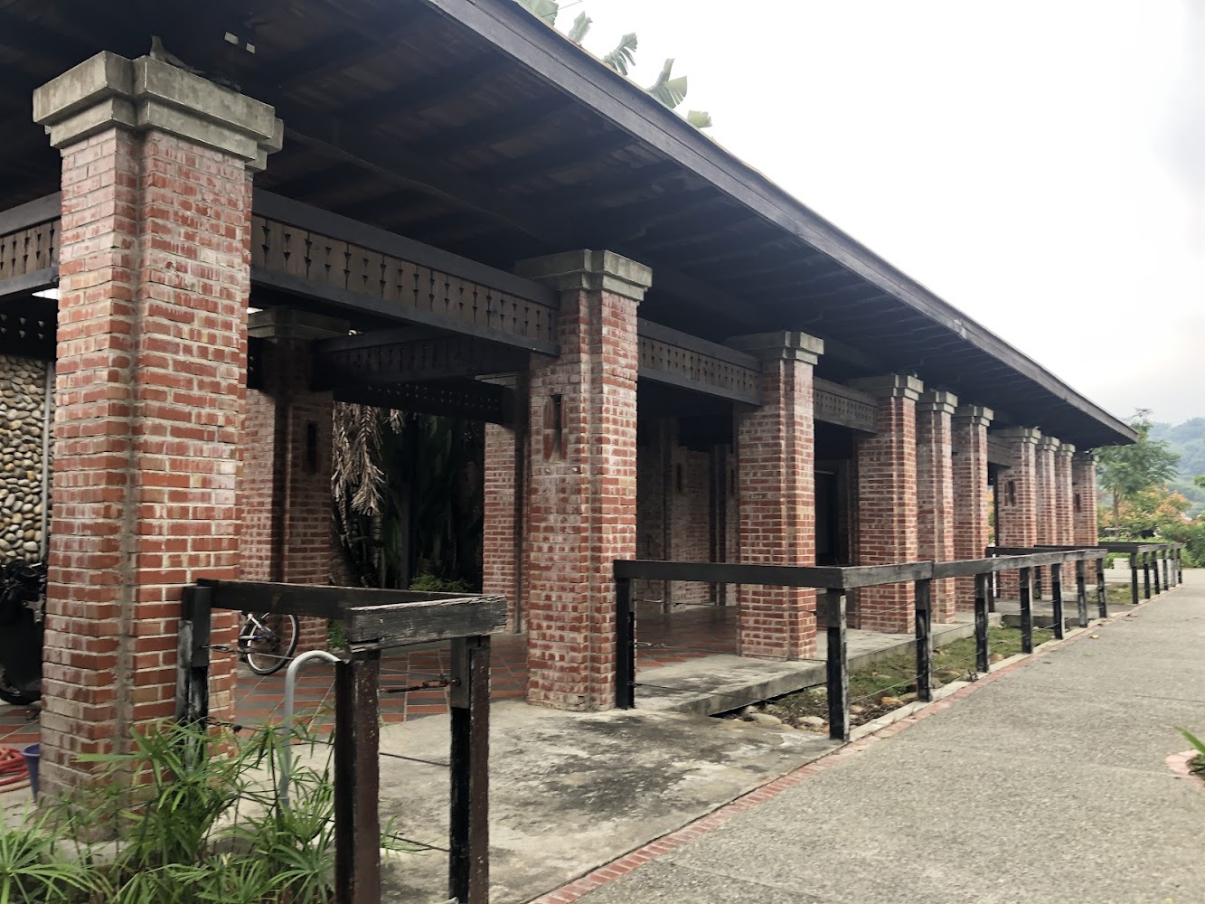 具有傳統風格的紅磚建築與木構屋頂