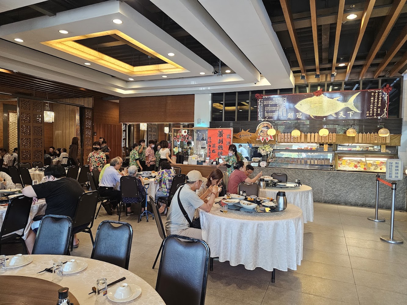 佳珍海產餐廳內部用餐環境寬敞熱鬧