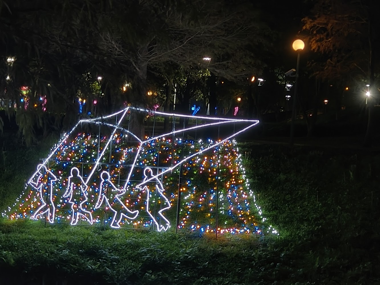 夜晚公園燈飾裝置與彩色燈泡
