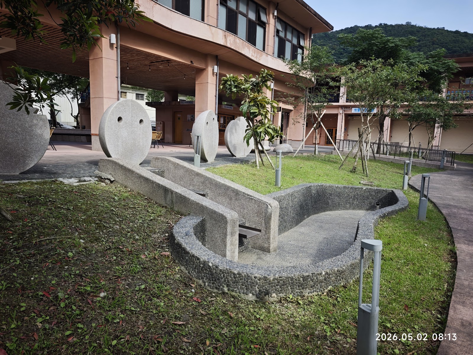 蘇澳冷泉泡腳池，旅客將腳浸入碳酸冷泉體驗氣泡感