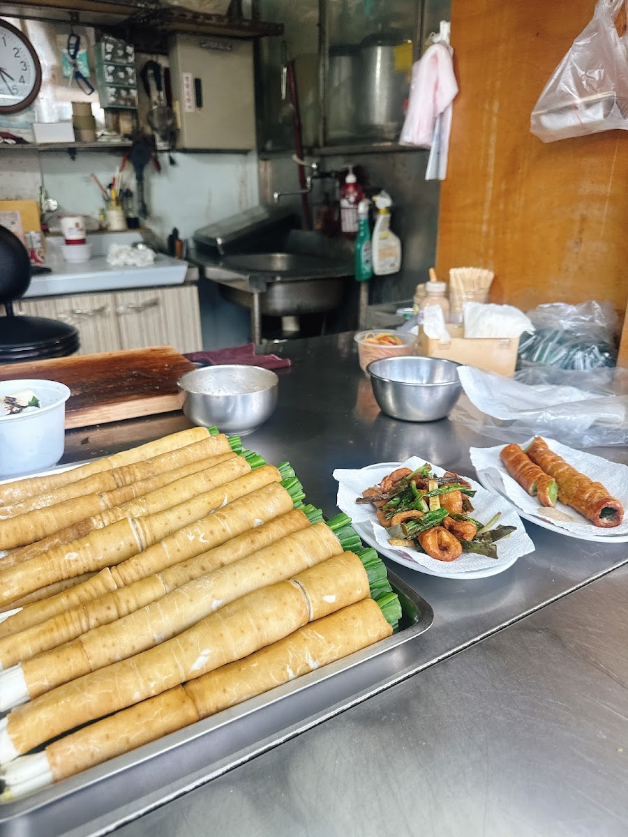 王記炸肥腸備料塞蔥整排待炸高雄蚵仔寮