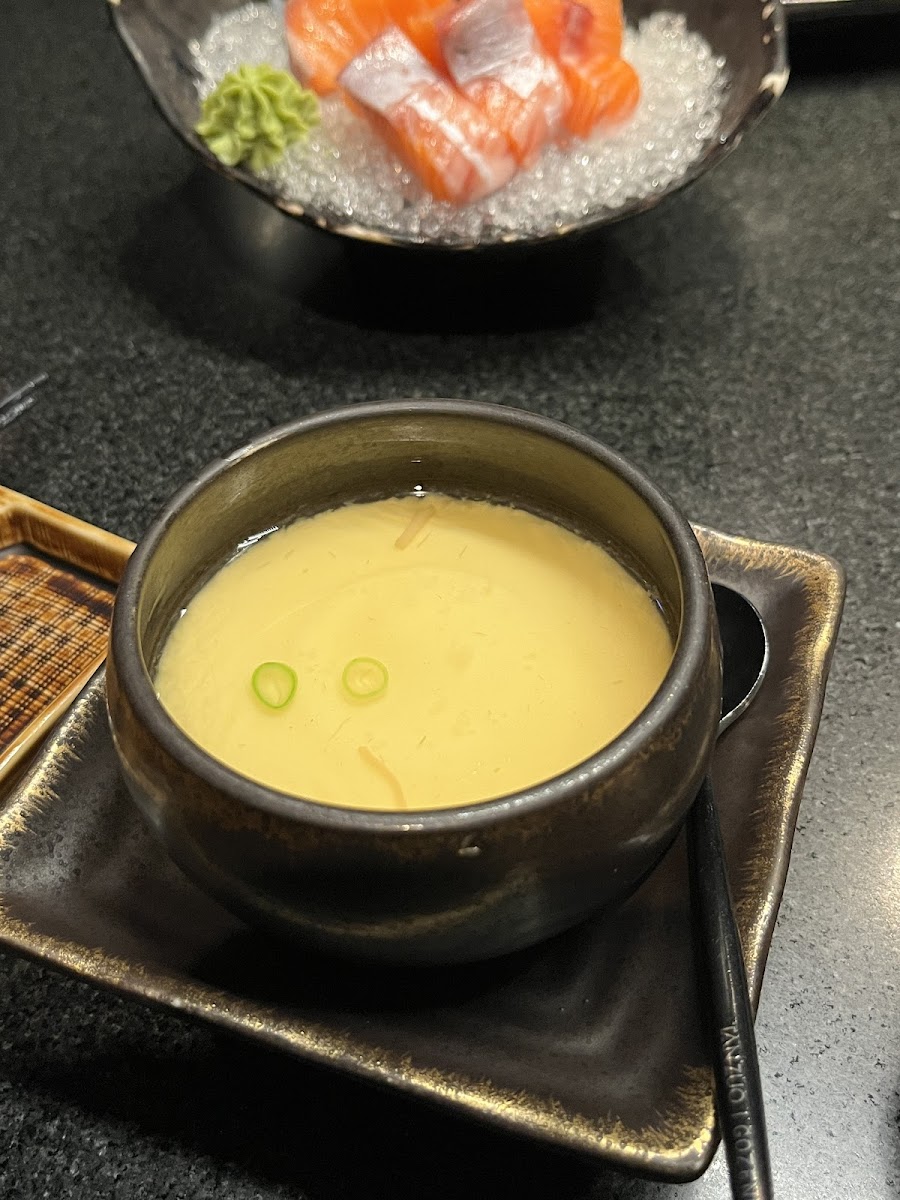 碳佐麻里精品燒肉高雄時代店茶碗蒸特寫蔥花鮭魚刺身冰盤