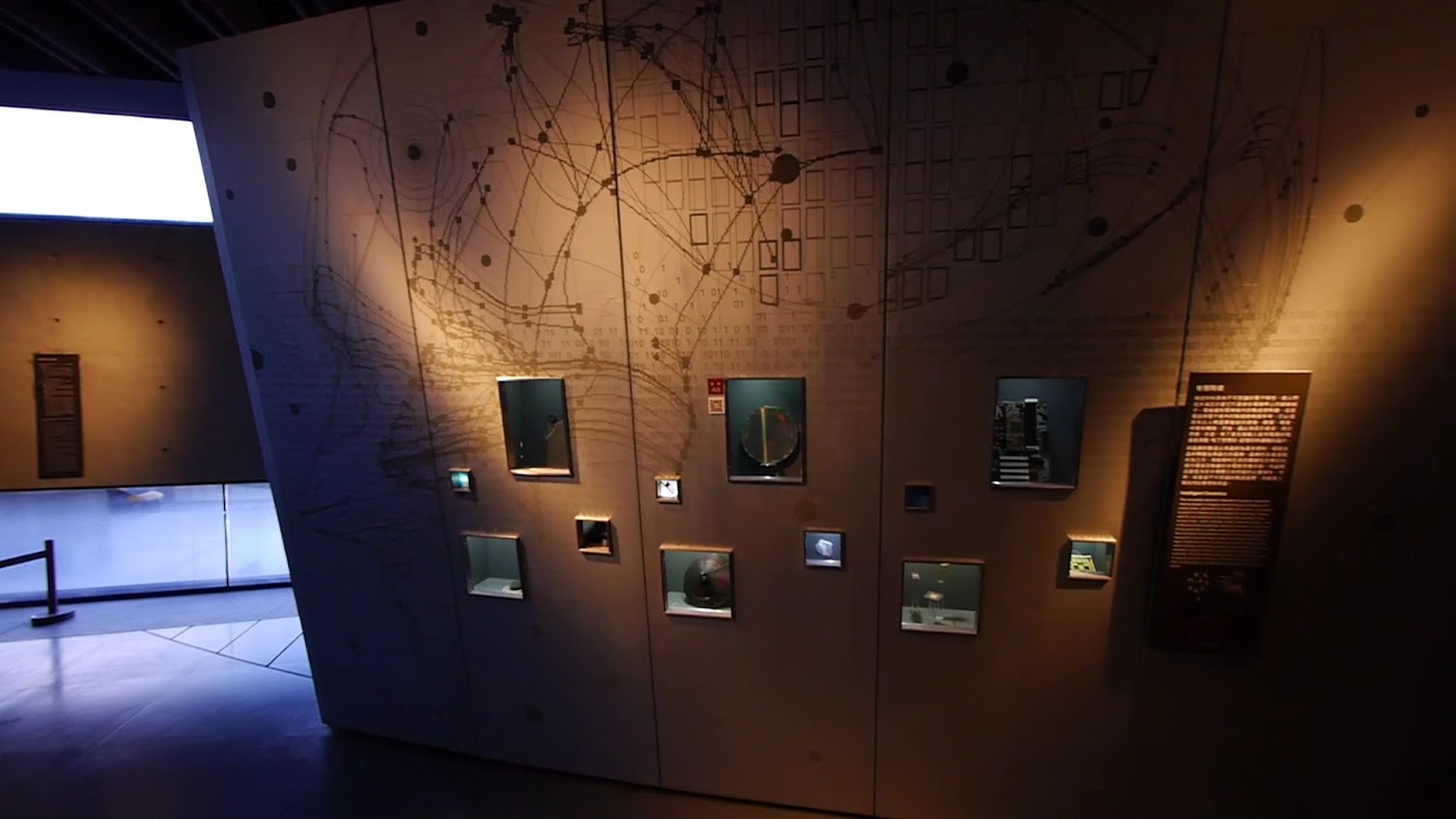 博物館風格展示牆與多個小型展示櫃