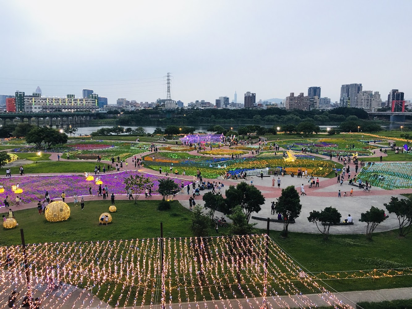 夜晚燈光裝置與公園人潮