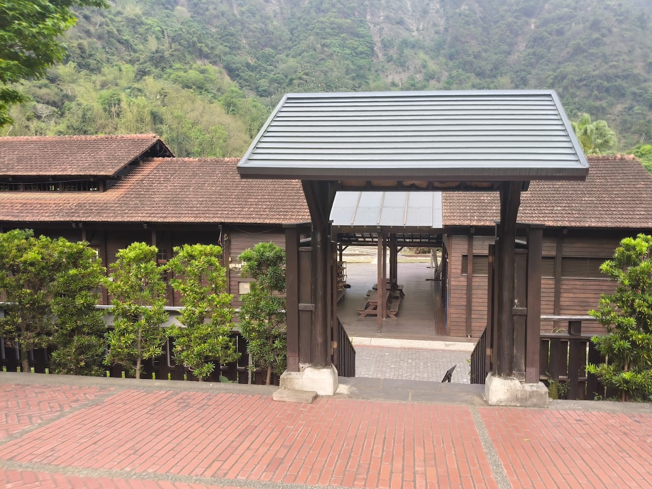 傳統木造建築搭配步道與山景