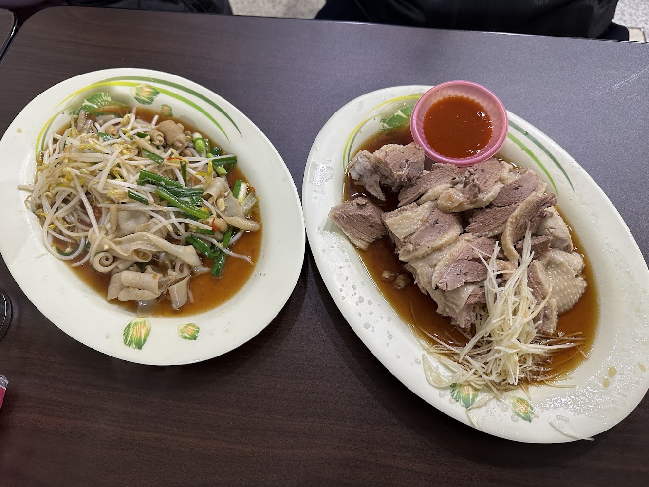 很唰嘴a鵝肉切盤與小菜