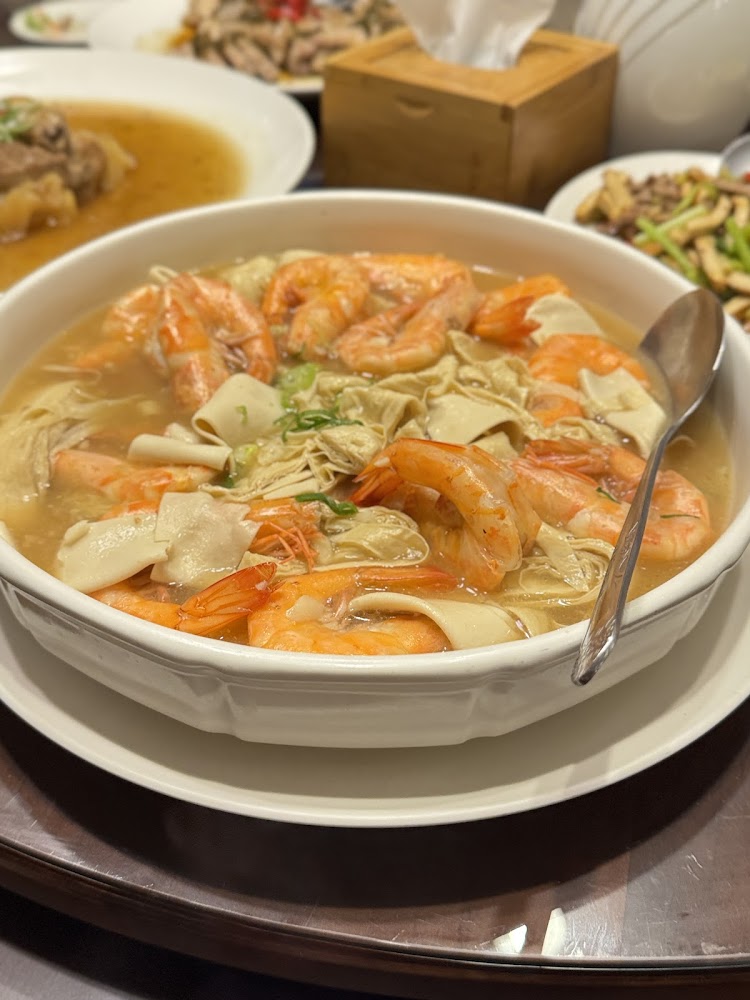 弼園春蝦仁豆皮湯與桌菜
