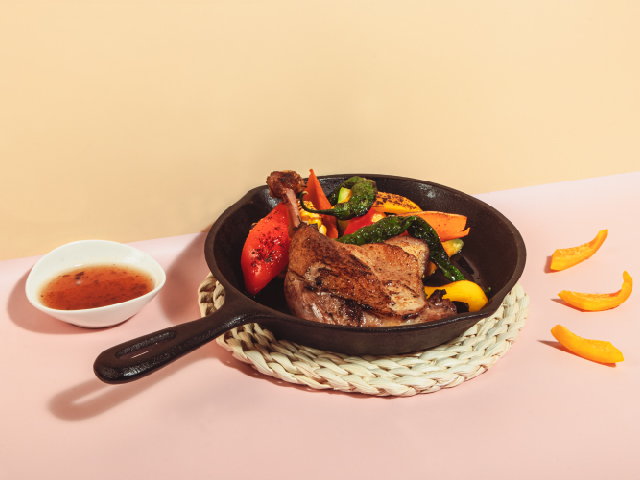 餐廳鑄鐵鍋肉排與蔬菜料理