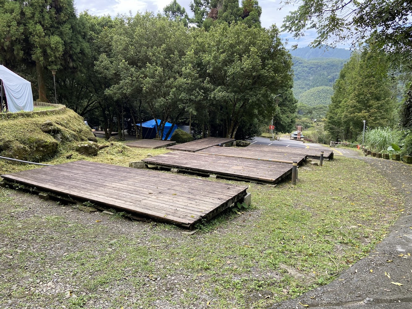 溪頭露營區平台與山景