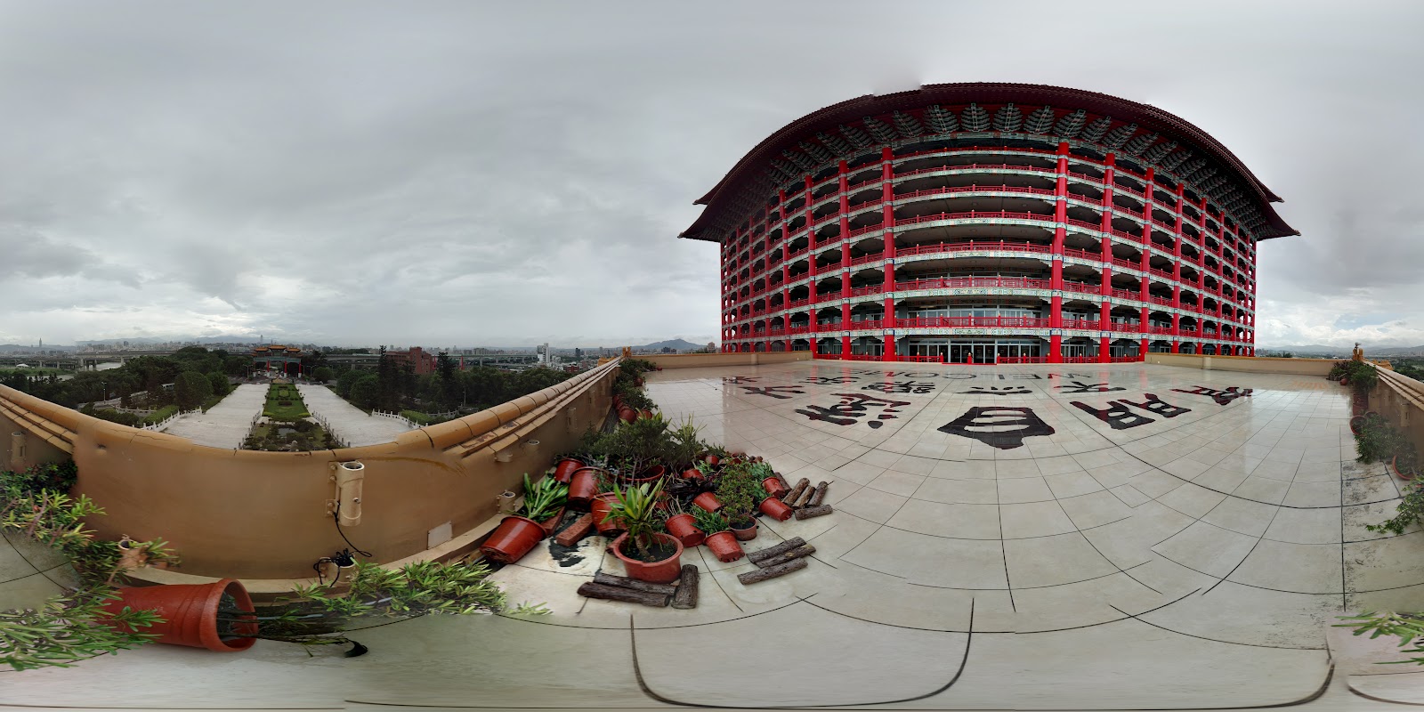 圓山大飯店露台360度全景，紅色宮殿建築，露台地面書法字樣，遠眺台北市區