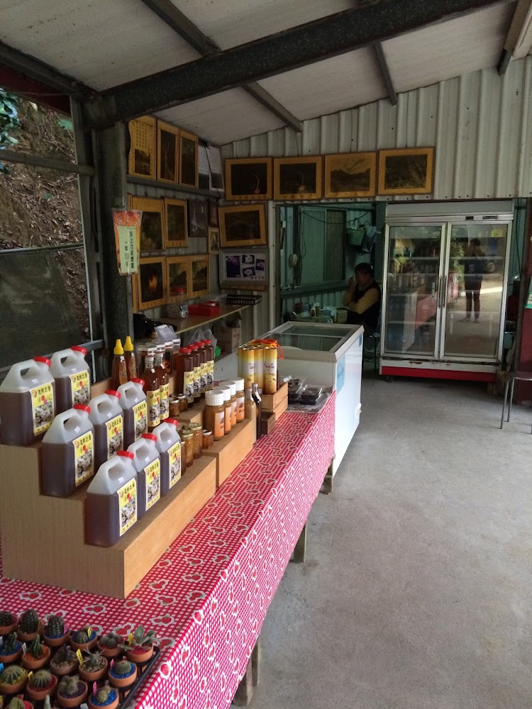 擺滿蜂蜜產品的店內桌面