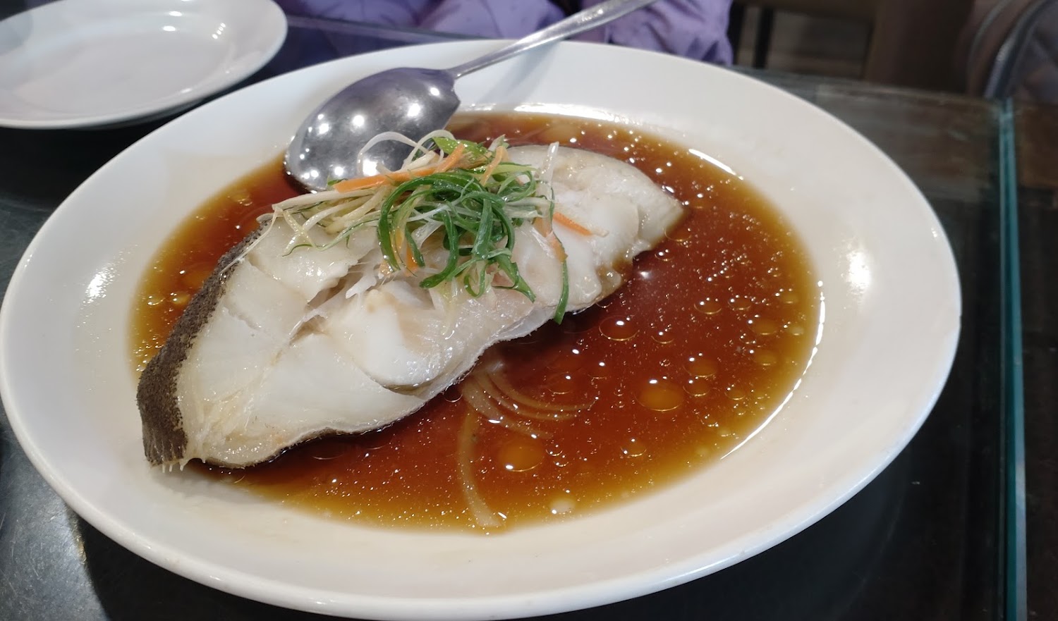 清蒸魚片配蔥絲與紅蘿蔔絲