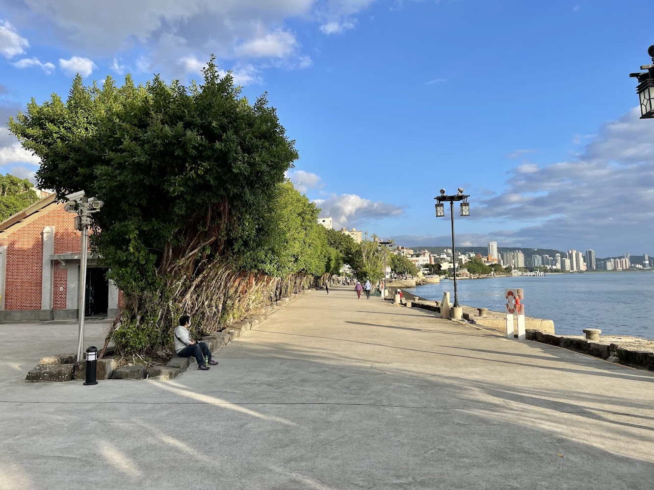 淡水海關碼頭步道與藍天河景