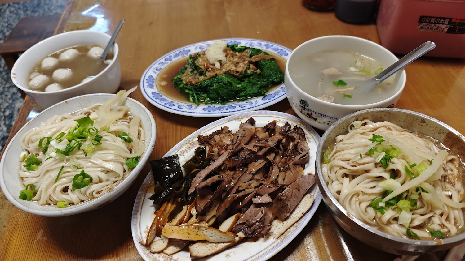 莊良伯麵攤一桌乾麵滷味與湯品,簡單卻豐富