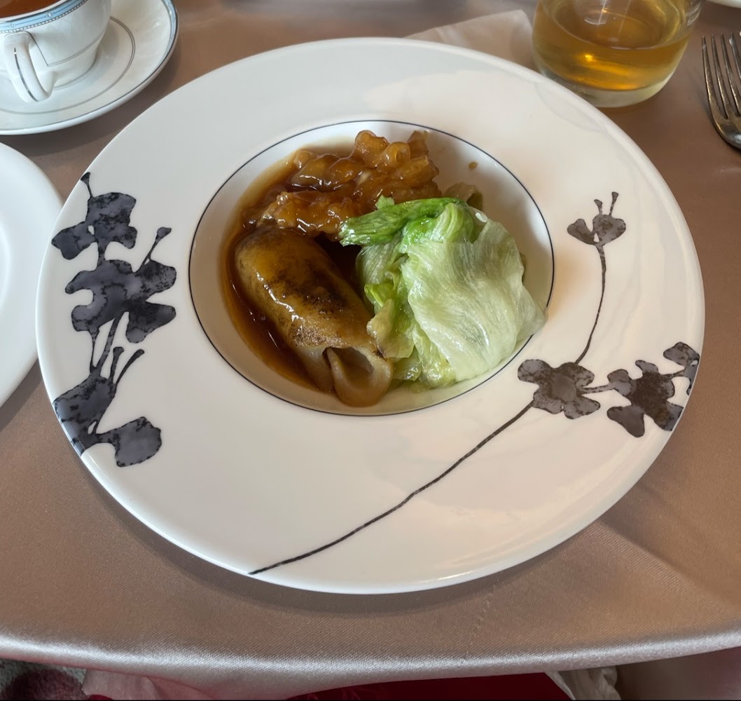 鮑魚、豬蹄筋與生菜搭配濃郁醬汁的精緻中式料理