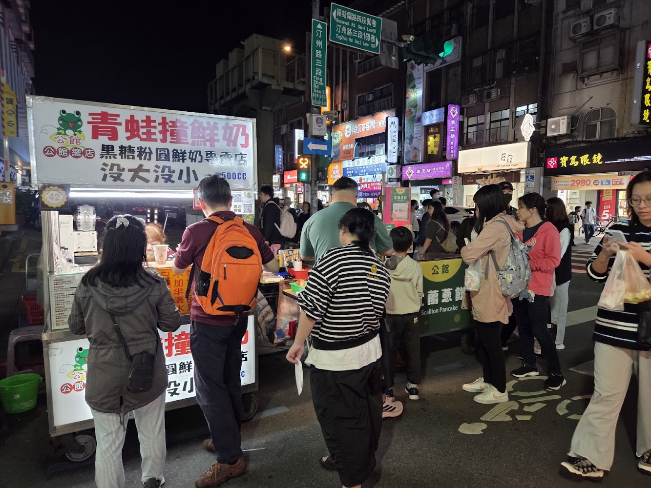 公館夜市青蛙撞鮮奶飲料攤前，許多人排隊購買。
