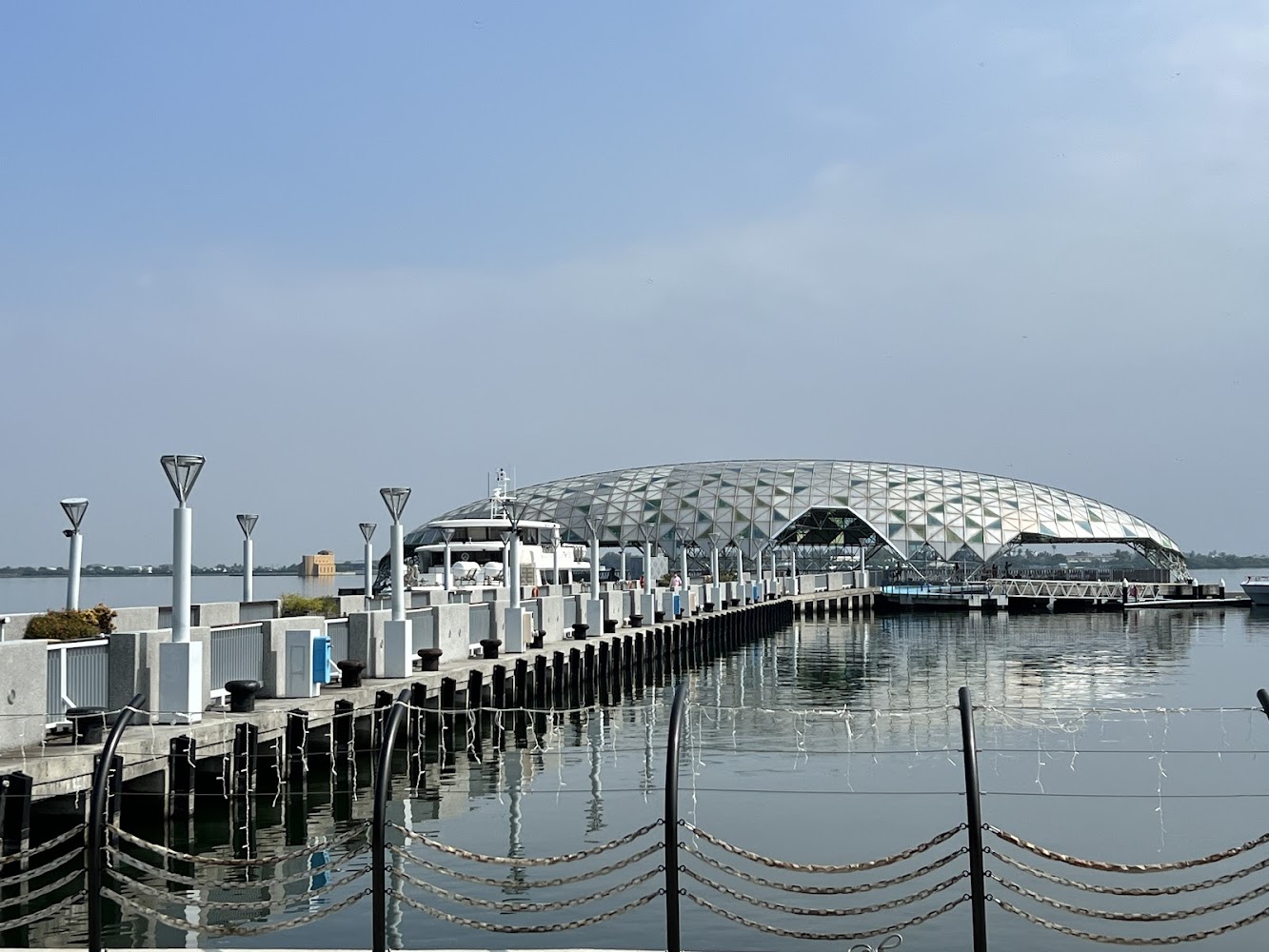 大鵬灣碼頭與玻璃穹頂建築景觀