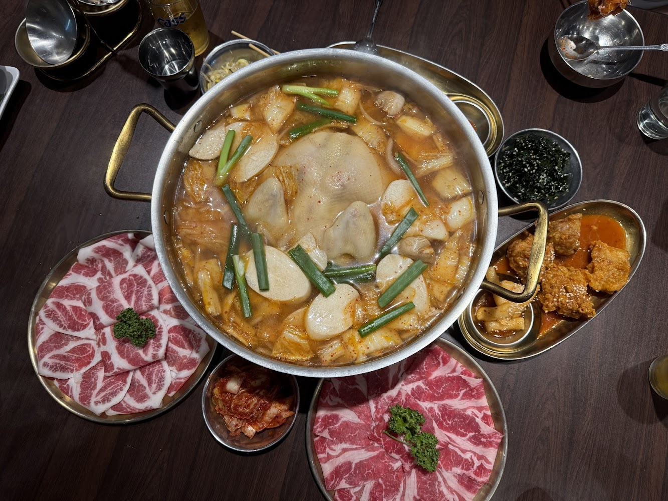 韓式雞鍋搭配炸雞、小菜、牛肉與年糕等整桌套餐