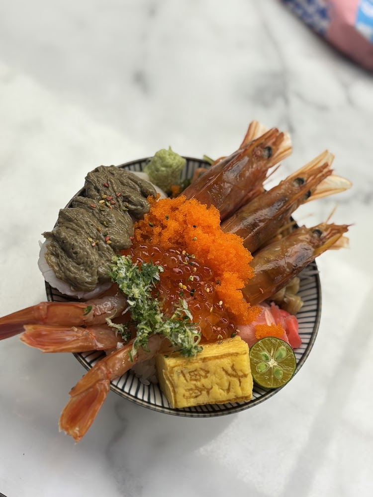 海鮮丼飯有鮮蝦蝦卵魚卵與玉子燒