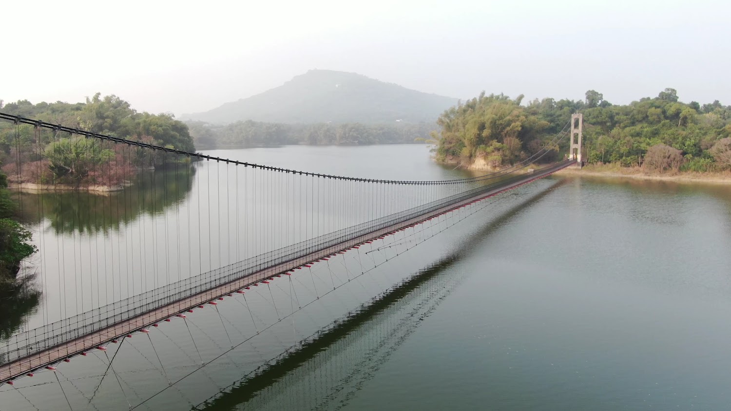 大型吊橋與水面倒影遠景