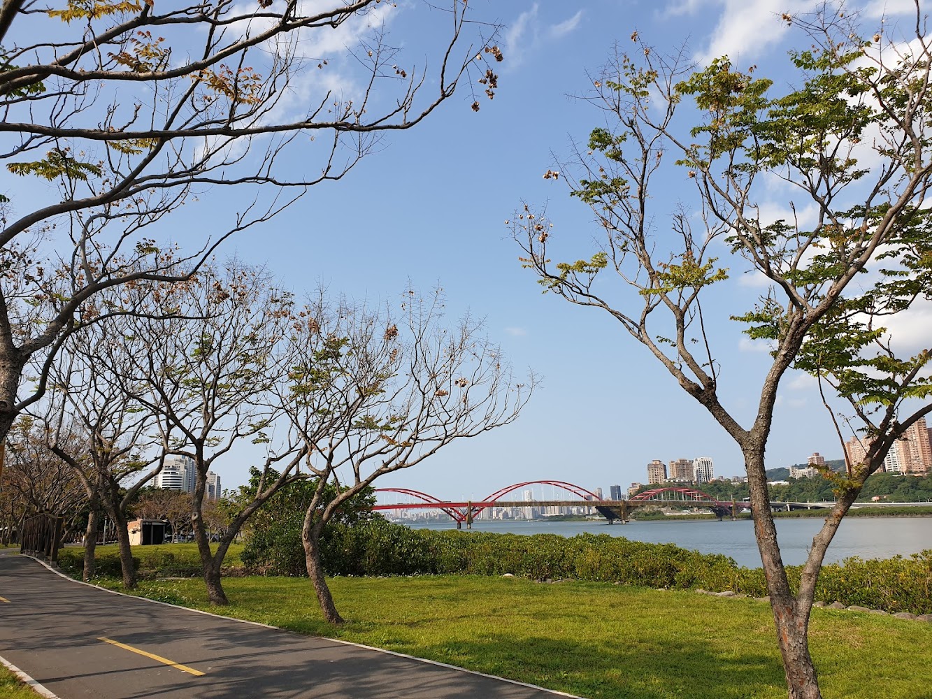 關渡橋頭步道草地與紅色拱橋