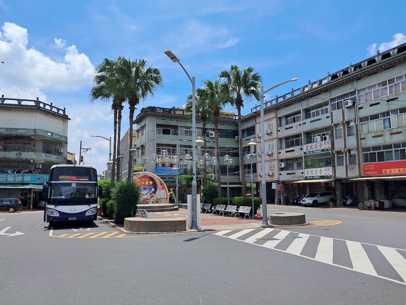 二水車站附近街口廣場與公車