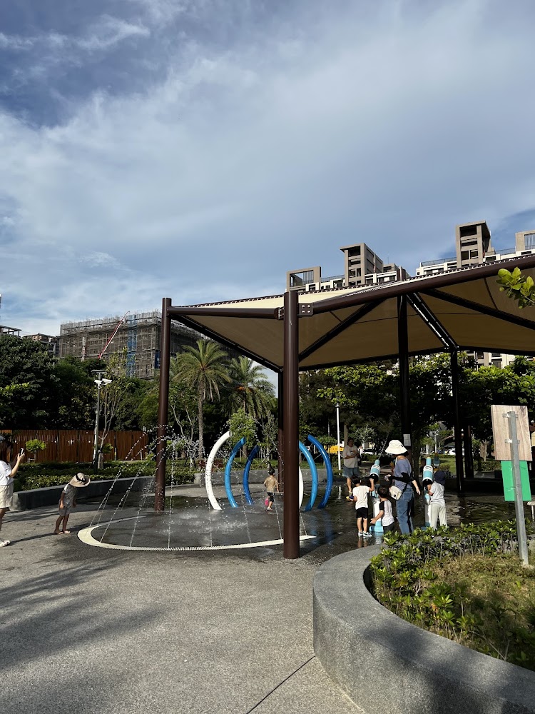 梧棲漁寮公園戲水噴泉區有許多小朋友玩水