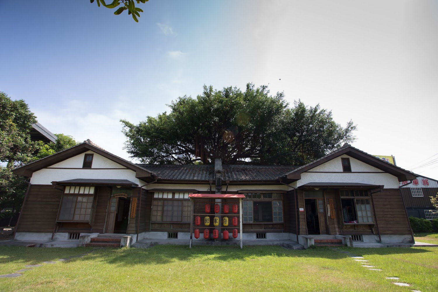 日式木造建築與草地石板路燈籠裝飾