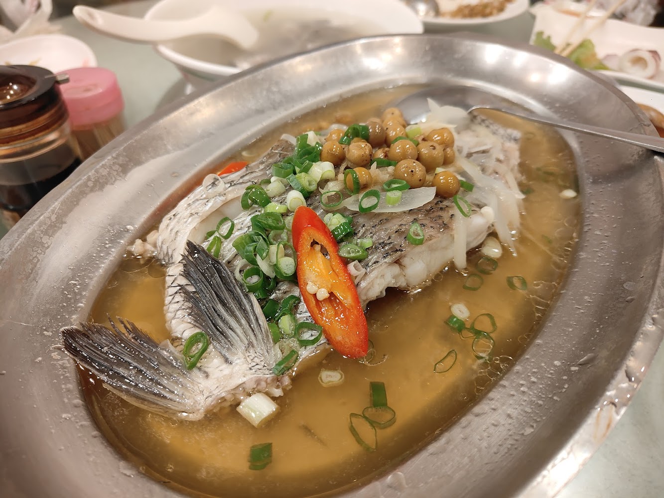 清蒸魚料理搭配蔥花辣椒與豆豉