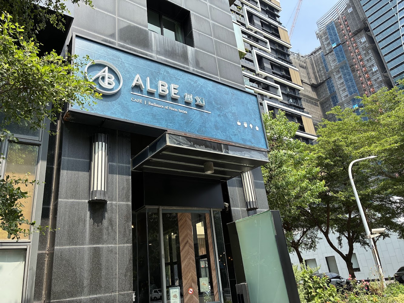 奧比高雄高美店外觀入口
