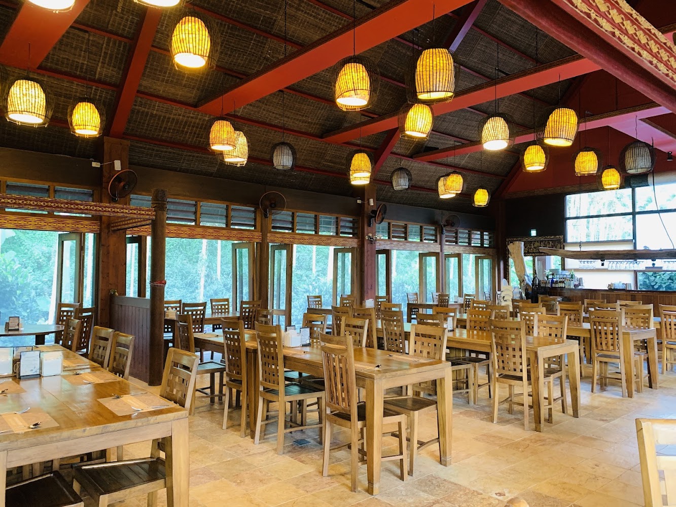 烏布雨林峇里島主題餐廳窗景木質餐廳