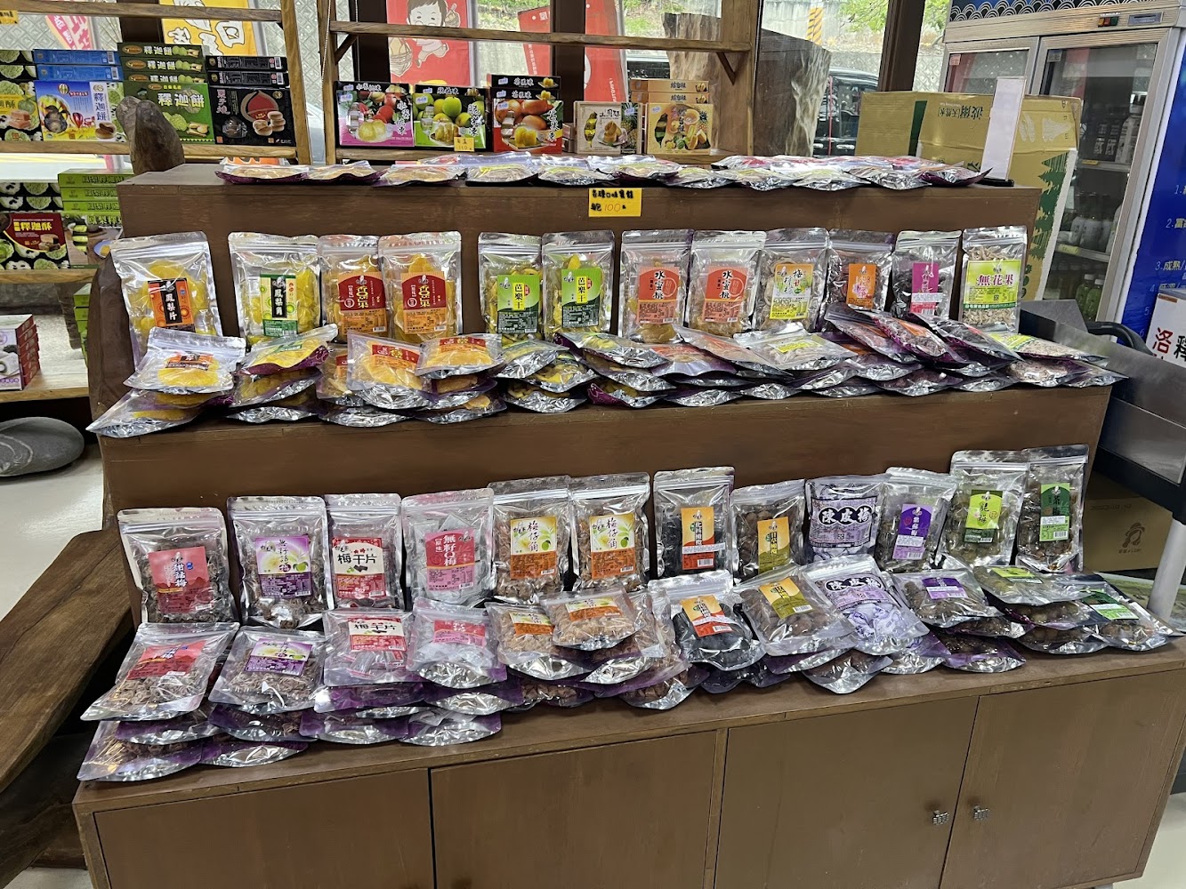 傳統蜜餞與果乾陳列架