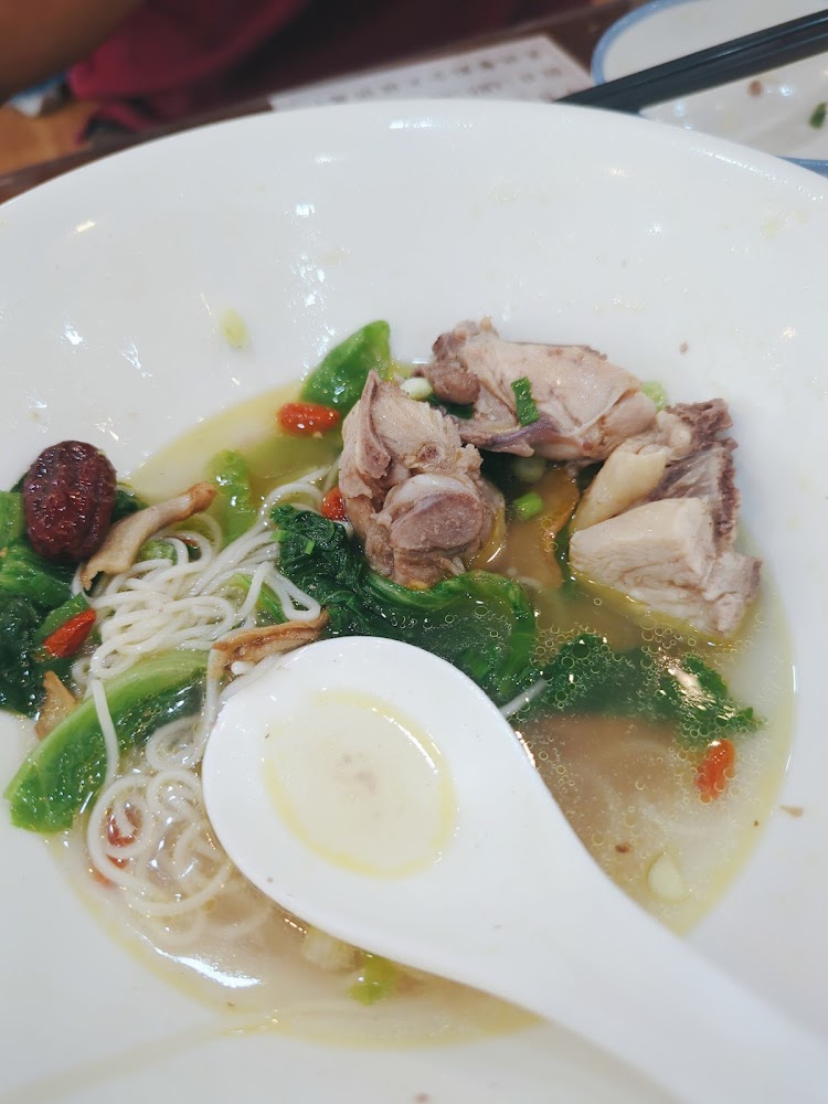 雞肉湯麵與紅棗枸杞配料