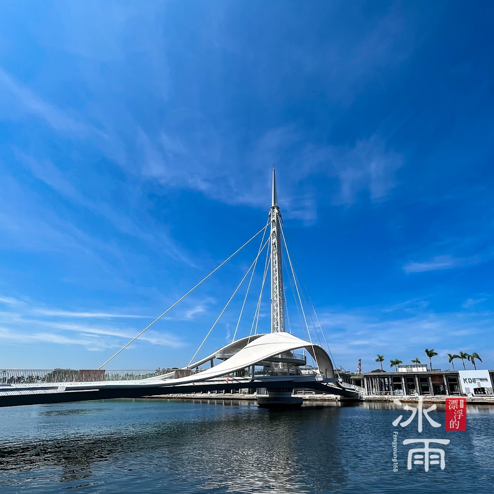 晴天下的大港橋與駁二周邊港景